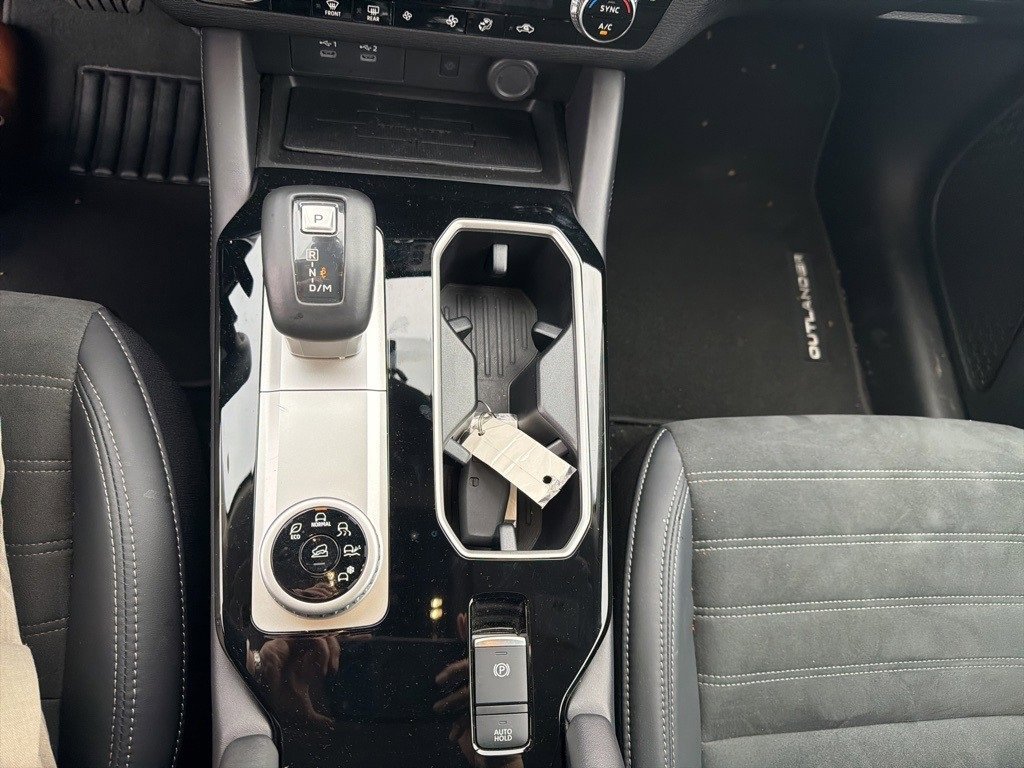 Used 2025 Mitsubishi Outlander SE image 16