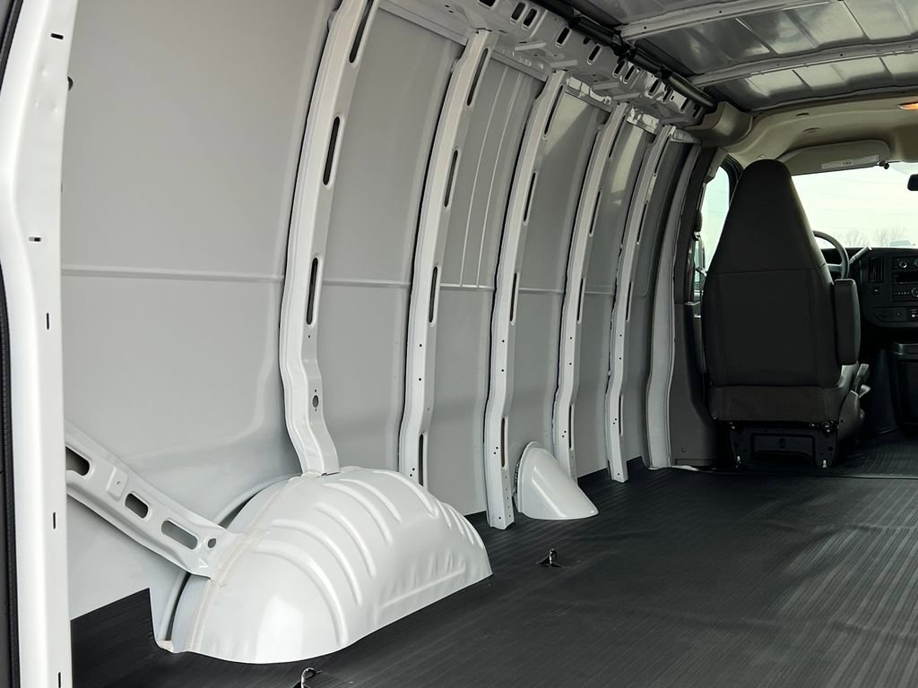 New 2025 GMC Savana 3500 Extended w/ Driver Convenience Package image 31