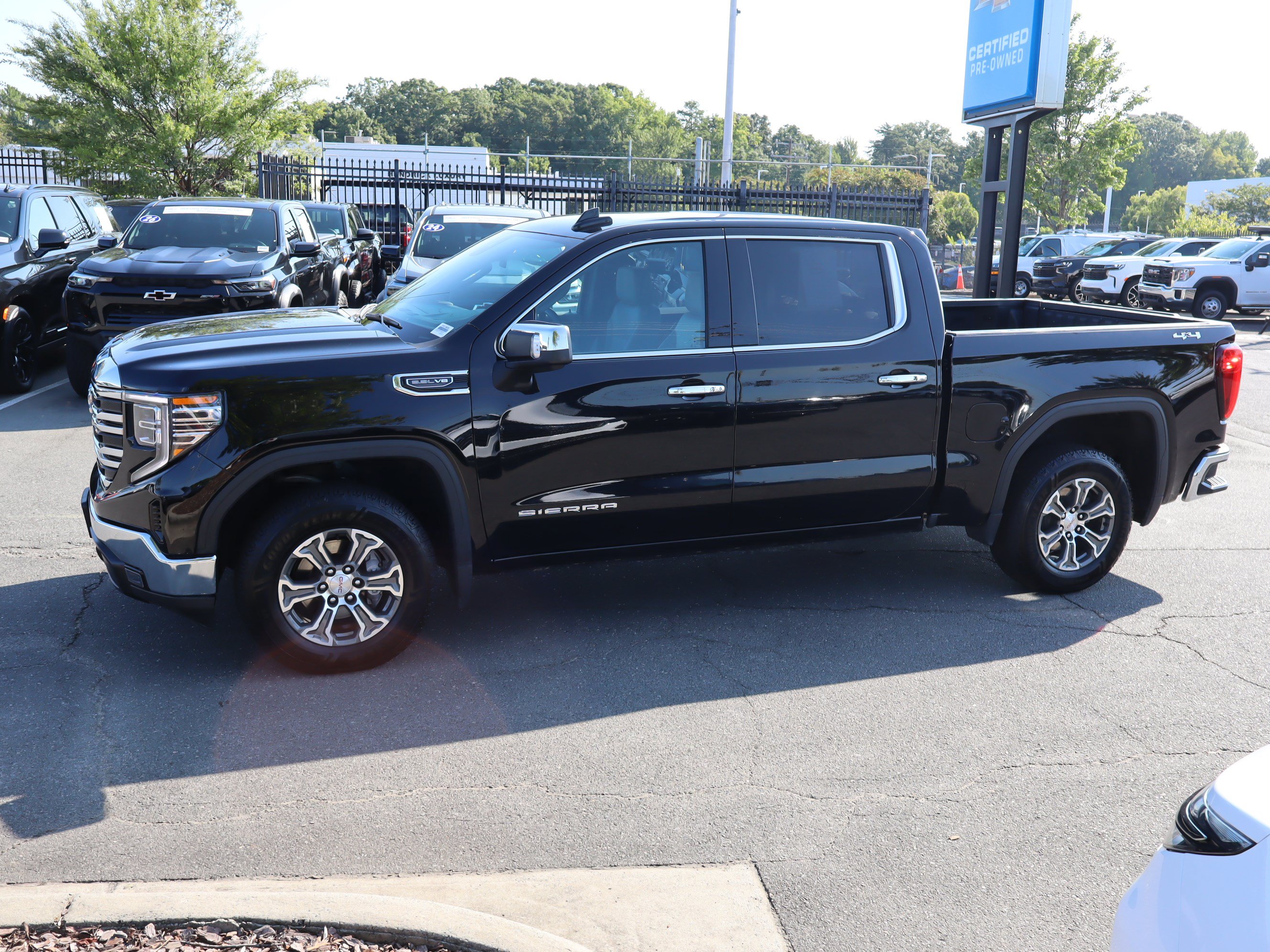 Used 2025 GMC Sierra 1500 SLT AWD/4WD image 7