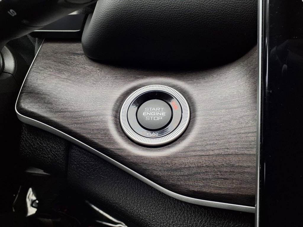 Used 2023 Jeep Grand Cherokee L Limited w/ Black Appearance Package image 8