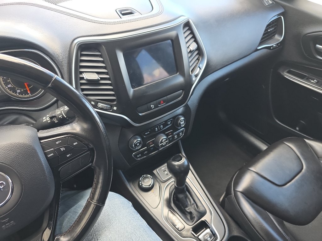 Used 2020 Jeep Cherokee Latitude Plus AWD/4WD image 12