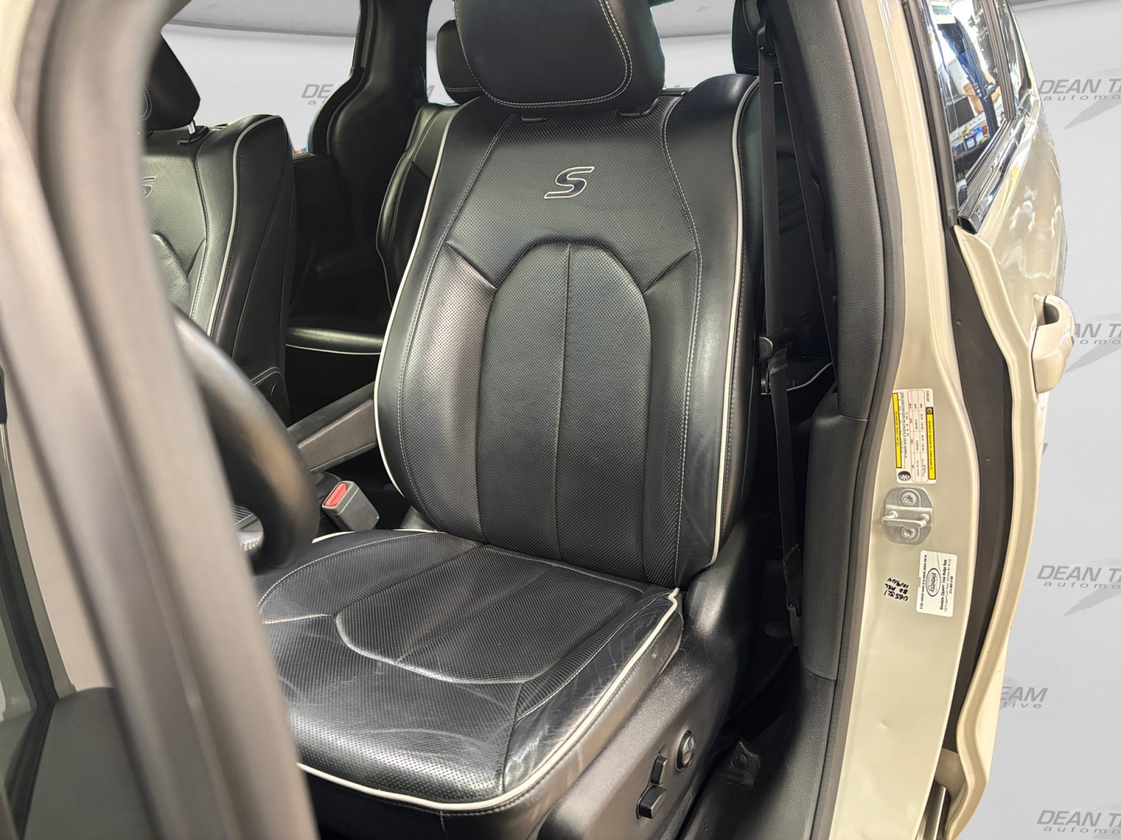 Used 2019 Chrysler Pacifica Limited w/ Advanced Safetytec Group FWD image 44