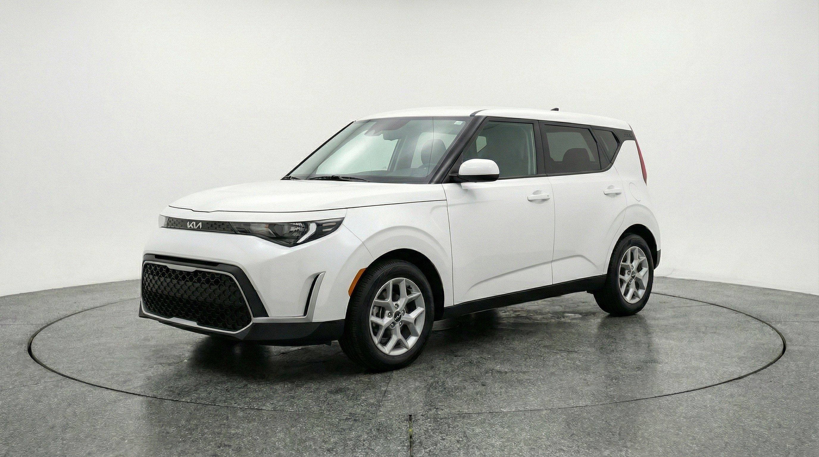 Used 2025 Kia Soul LX w/ LX Technology Package FWD image 3