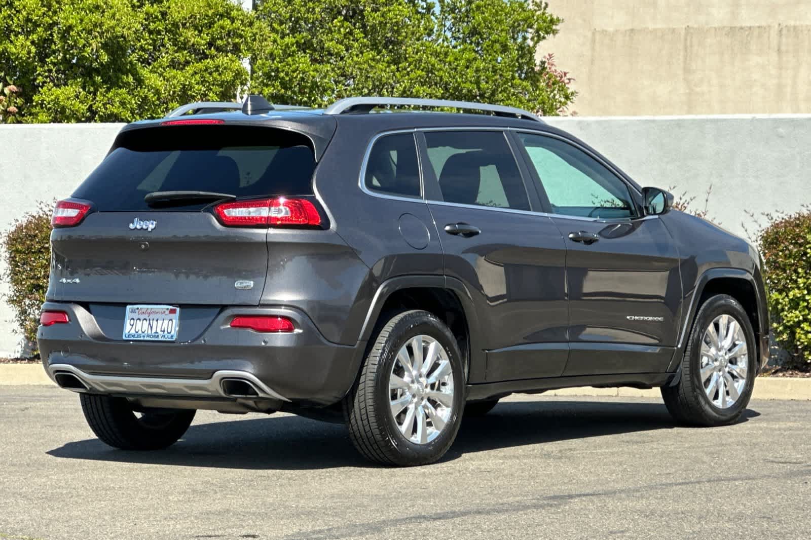 Used 2018 Jeep Cherokee Overland AWD/4WD image 2