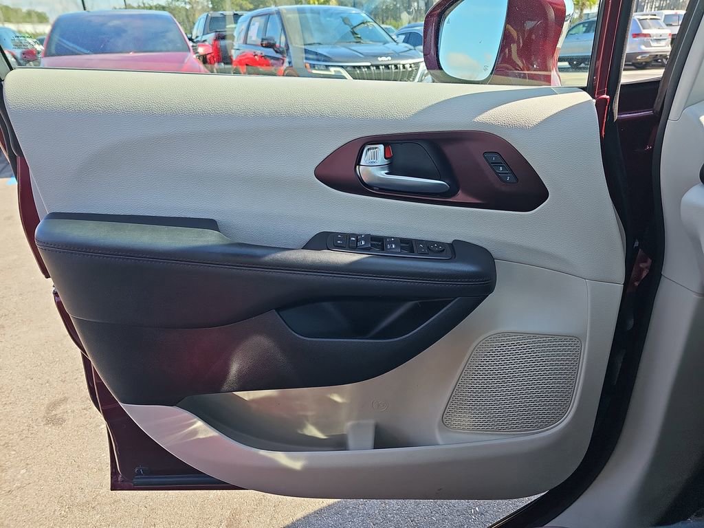 Used 2020 Chrysler Pacifica Limited image 32