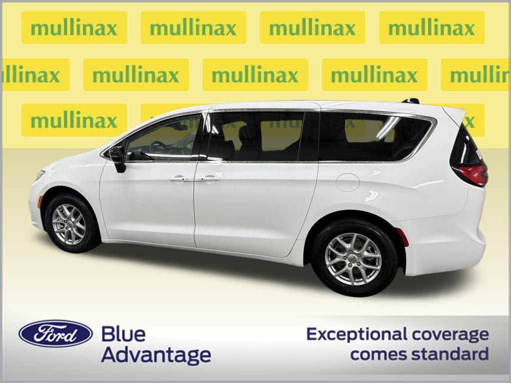 Used 2024 Chrysler Pacifica Touring-L image 11