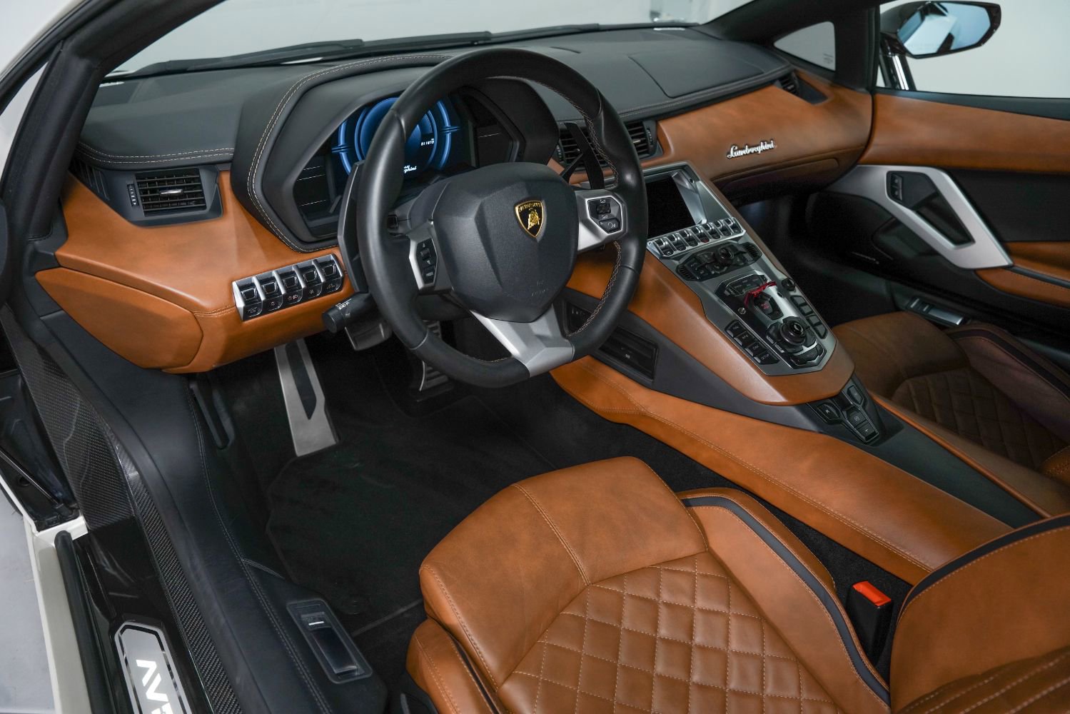 Used 2017 Lamborghini Aventador S image 3