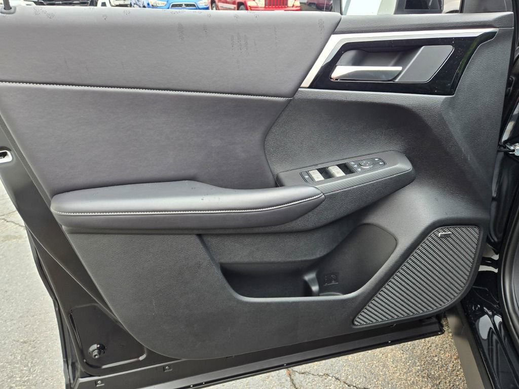 New 2025 Mitsubishi Outlander SE image 17