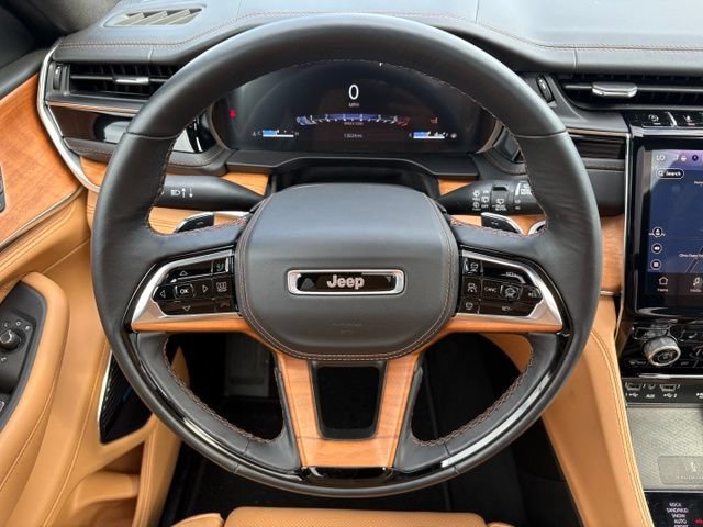 Used 2025 Jeep Grand Cherokee Summit AWD/4WD image 25