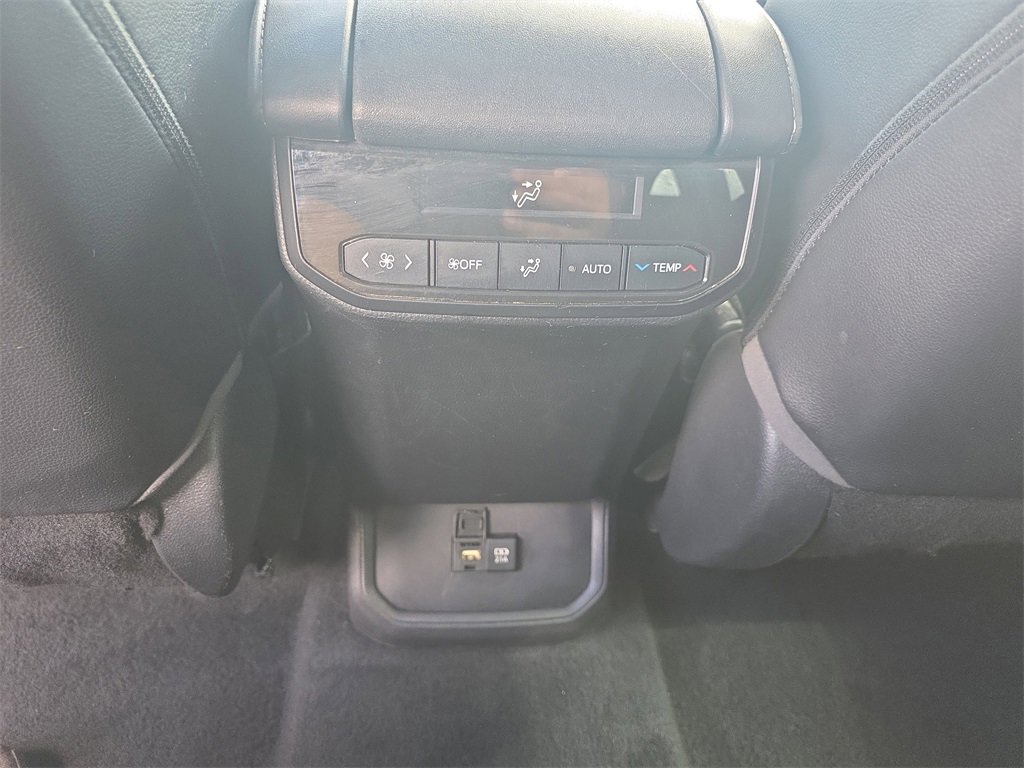 Used 2021 Toyota Highlander XLE image 13