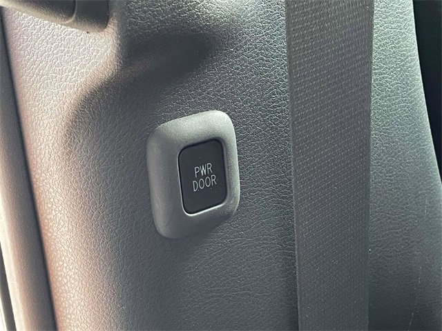 Used 2022 Toyota Sienna XLE image 18
