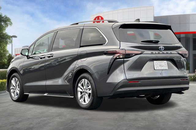 Used 2025 Toyota Sienna XLE image 6