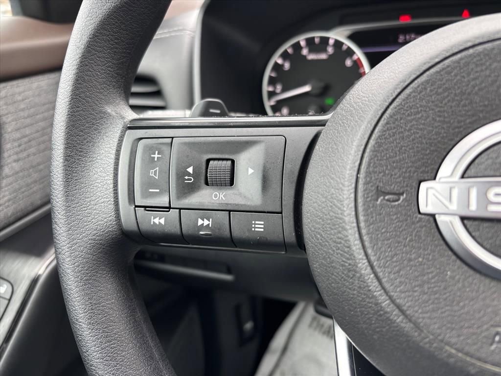 Used 2023 Nissan Rogue S image 15