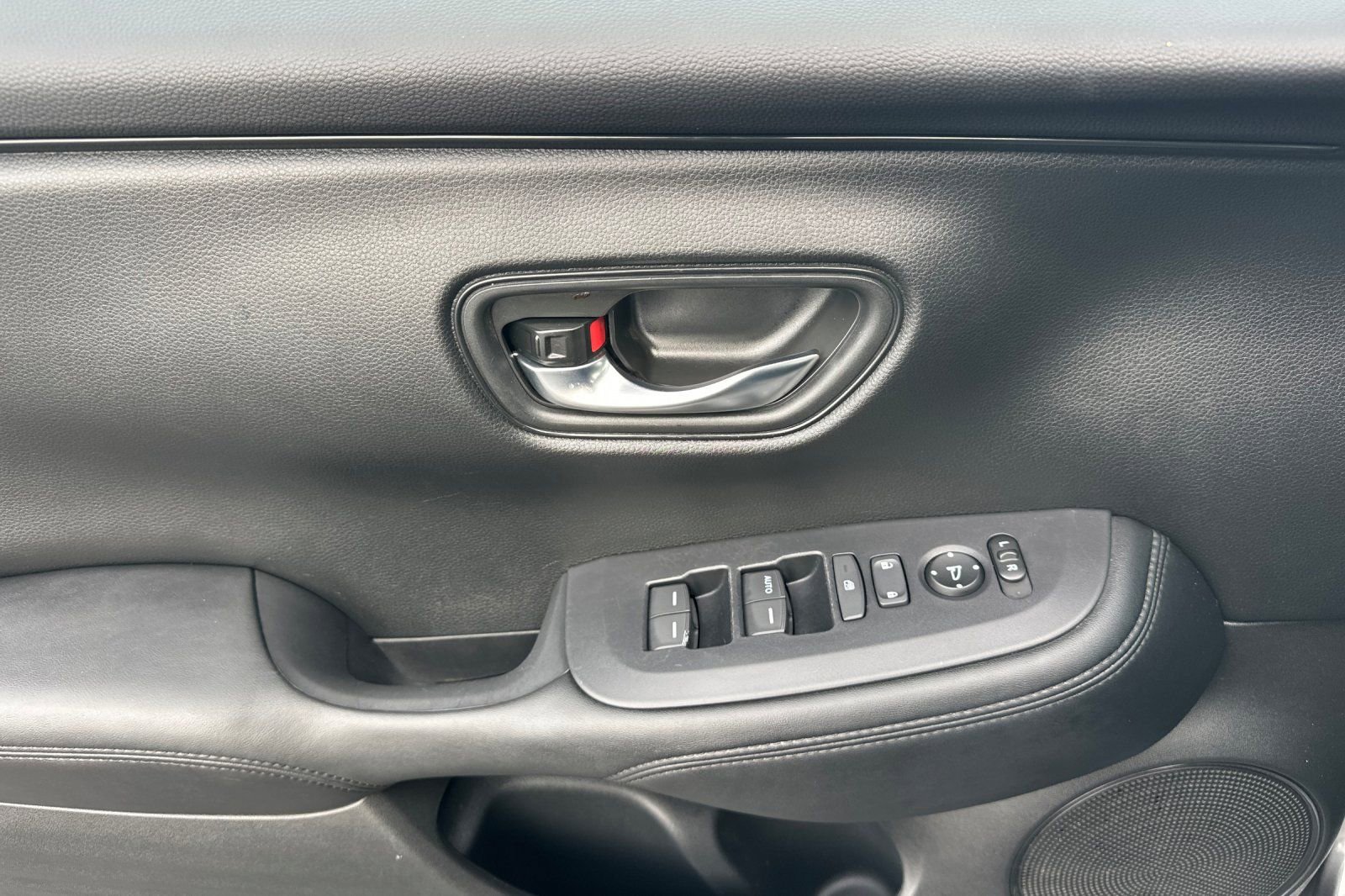 Used 2025 Honda HR-V LX image 10