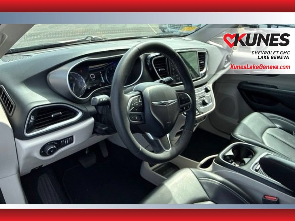 Used 2023 Chrysler Pacifica Touring-L FWD image 15