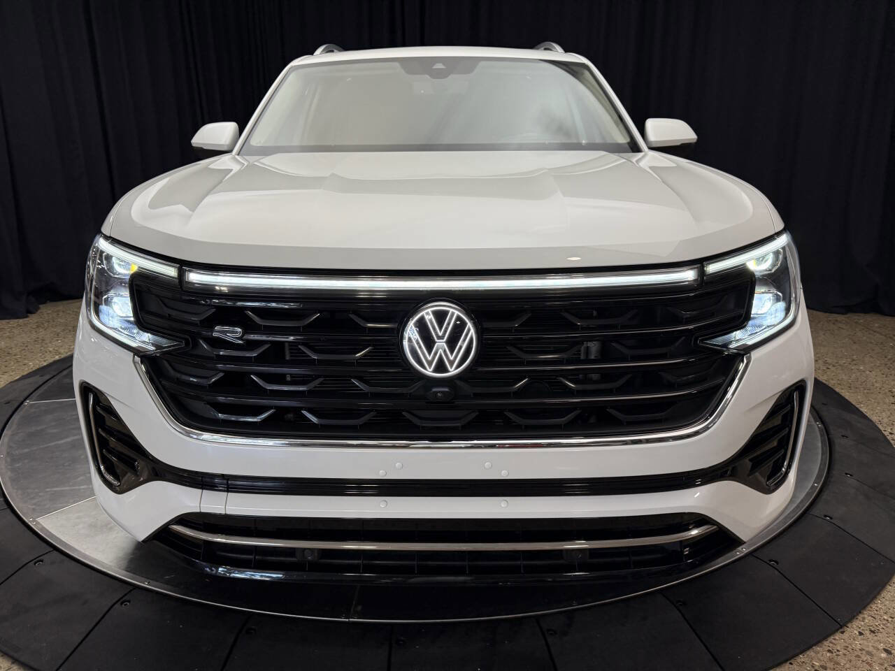 Used 2024 Volkswagen Atlas SEL Premium R-Line image 3