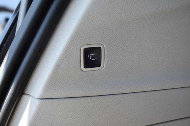 Used 2024 Chrysler Pacifica Touring-L FWD image 7