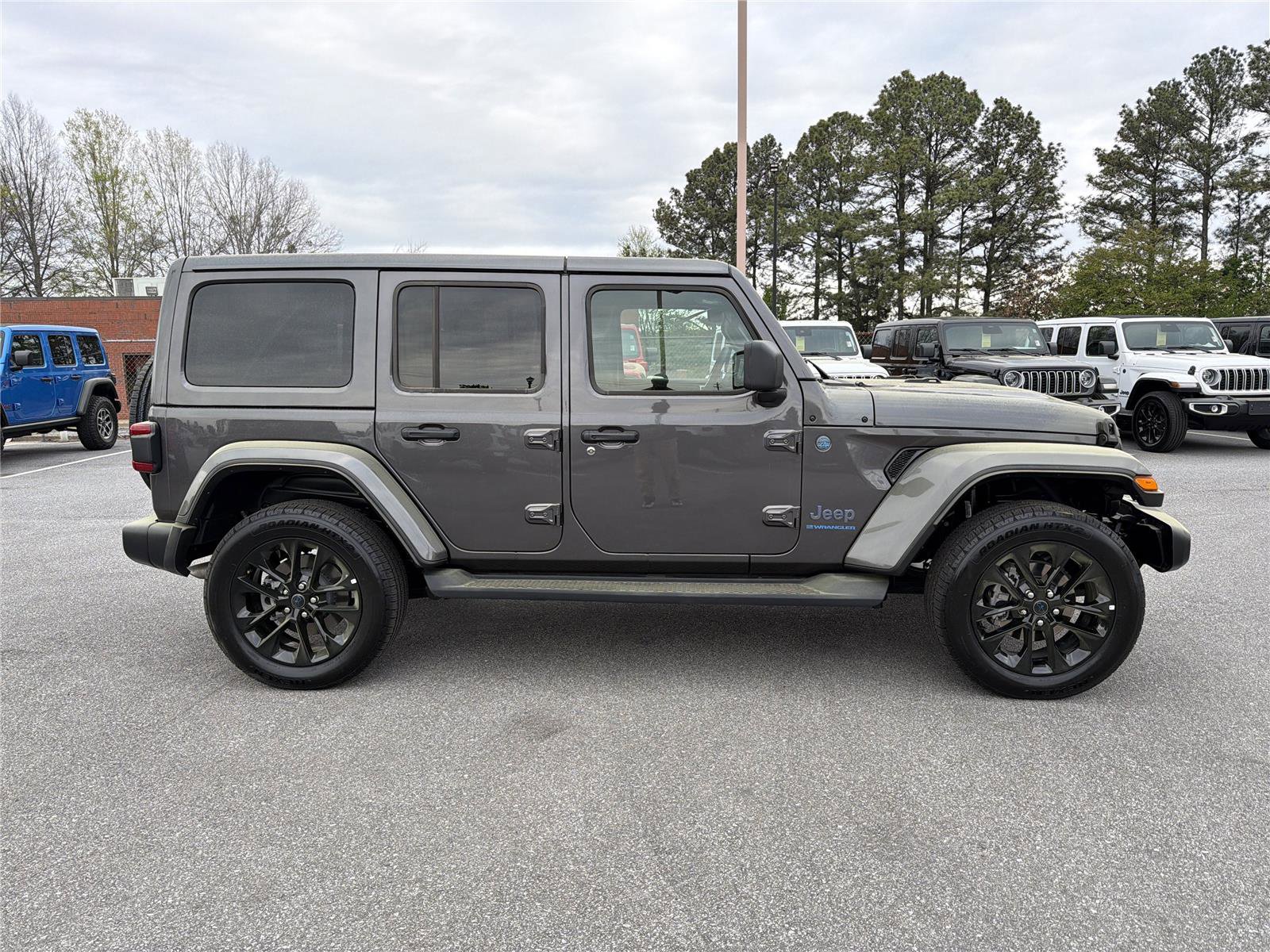 Used 2025 Jeep Wrangler Unlimited Sahara AWD/4WD image 5