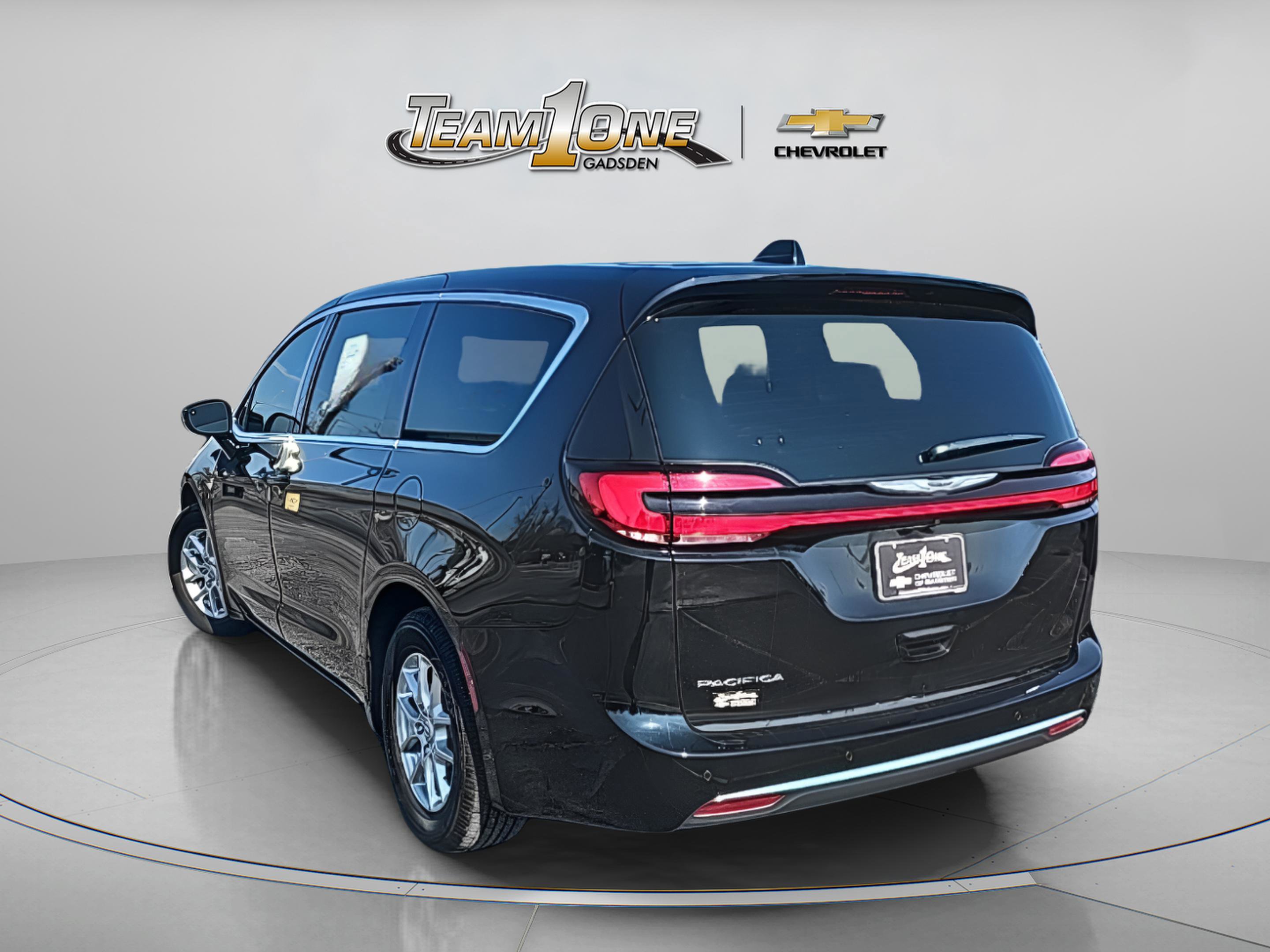 Used 2026 Chrysler Pacifica Select image 6