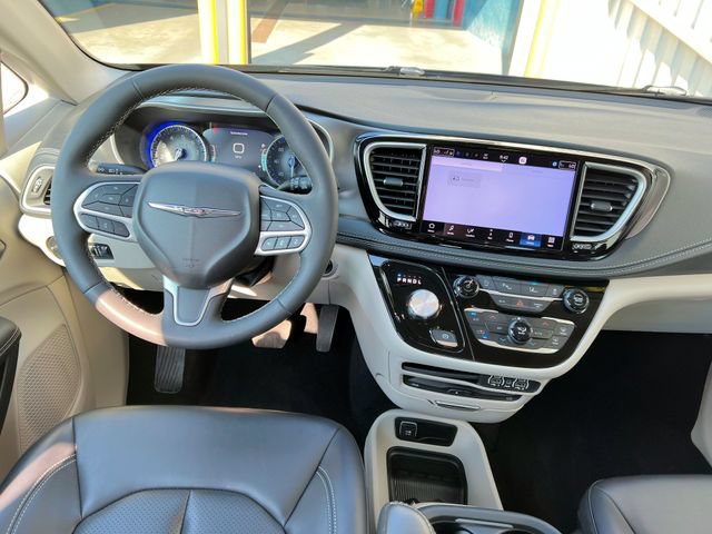 Used 2023 Chrysler Pacifica Touring-L w/ Uconnect Theater Family Group FWD image 14