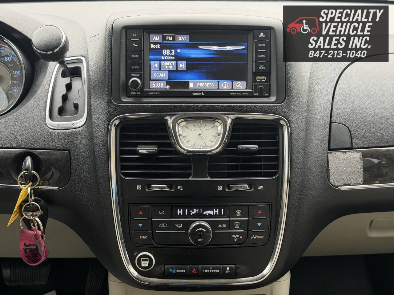 Used 2016 Chrysler Town & Country Touring FWD image 40