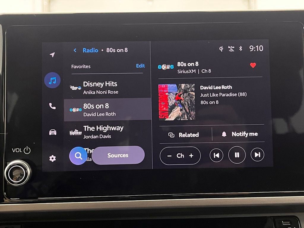 Used 2025 Toyota Camry SE image 3