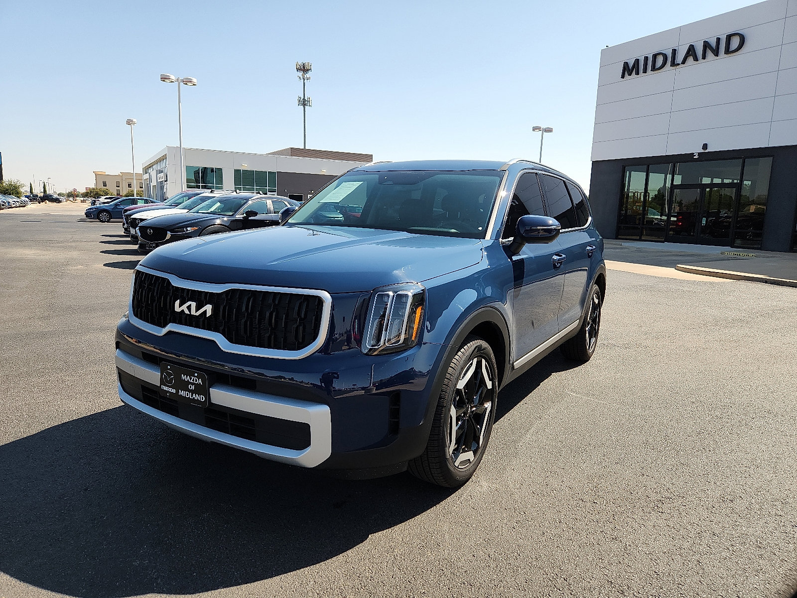 Used 2025 Kia Telluride EX w/ EX Captain's Chair Package image 3