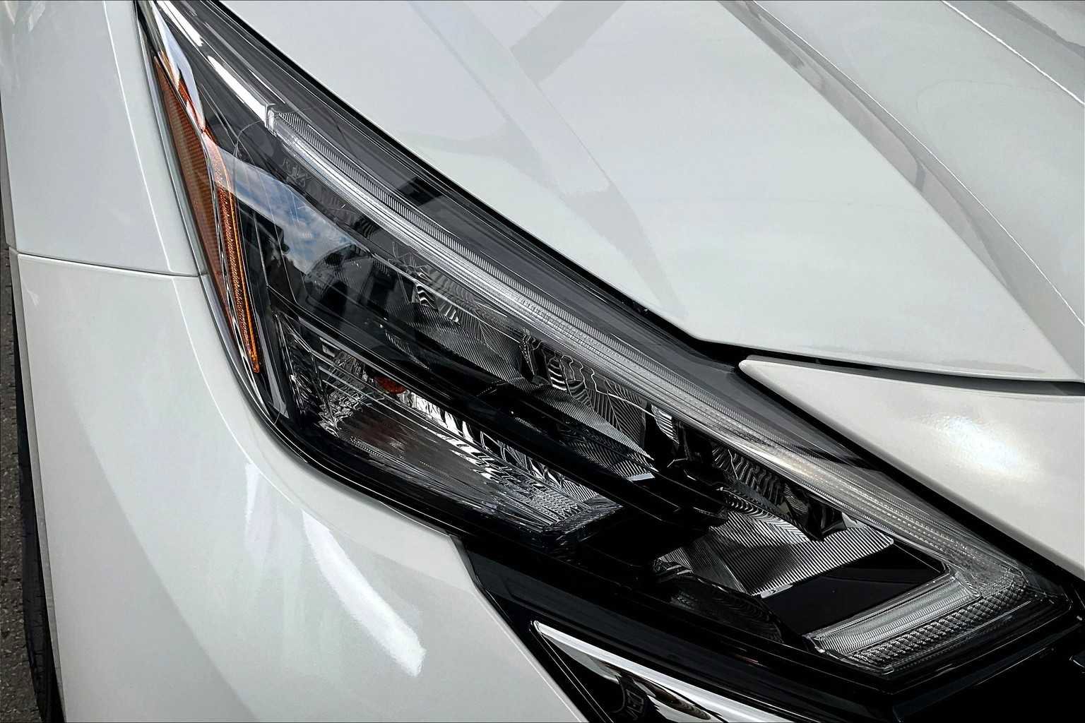 New 2025 Nissan Versa SV w/ Trunk Package FWD image 18