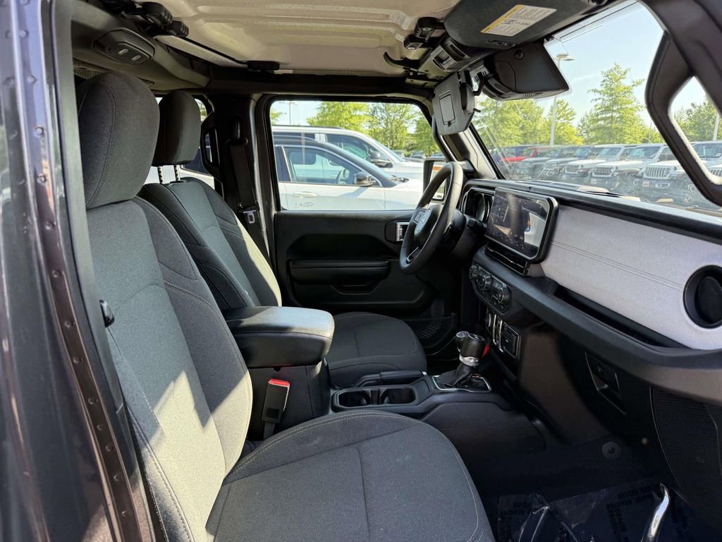 Used 2024 Jeep Wrangler Unlimited AWD/4WD image 15
