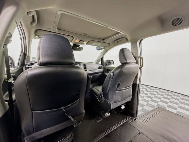 Used 2020 Toyota Sienna SE w/ SE Preferred Package FWD image 10