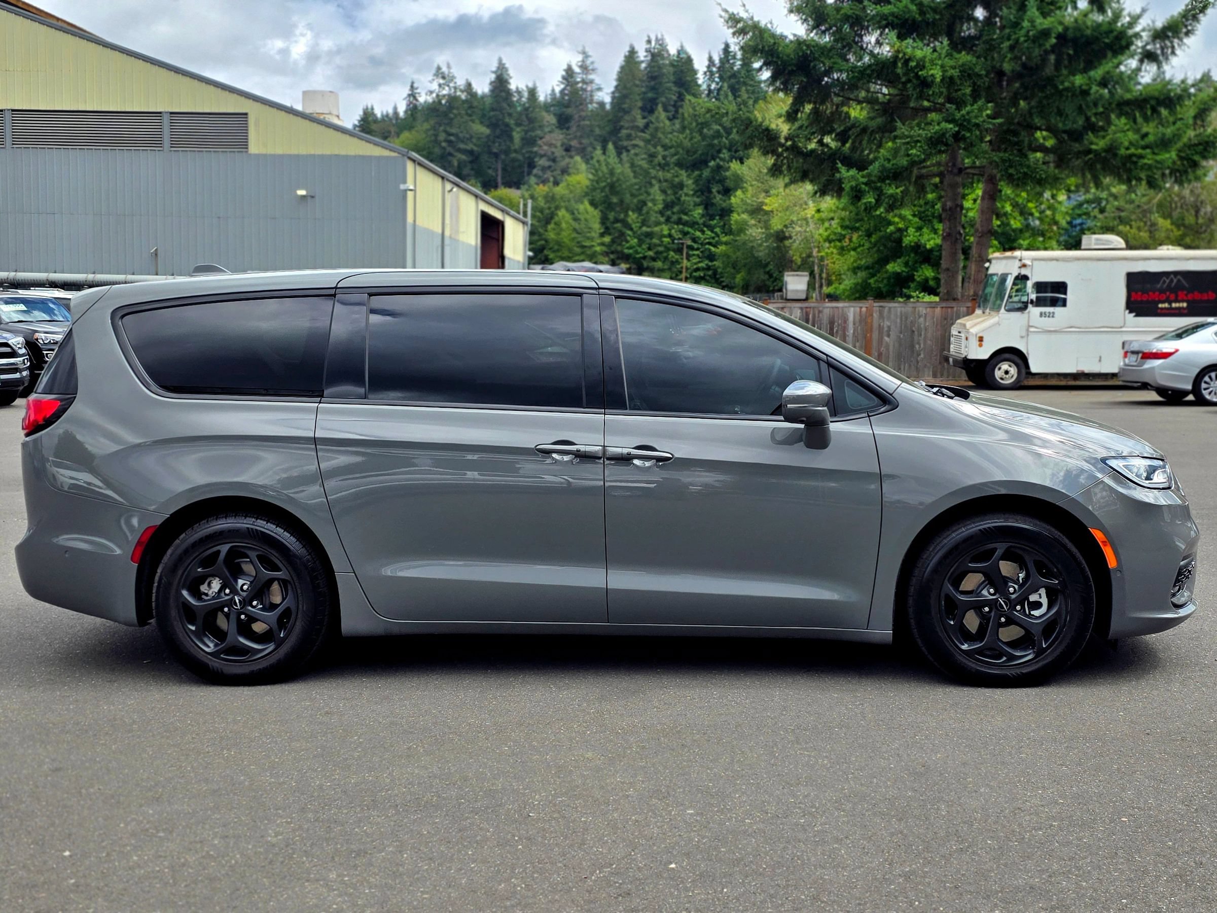 Used 2022 Chrysler Pacifica Limited w/ S Appearance Package FWD image 8