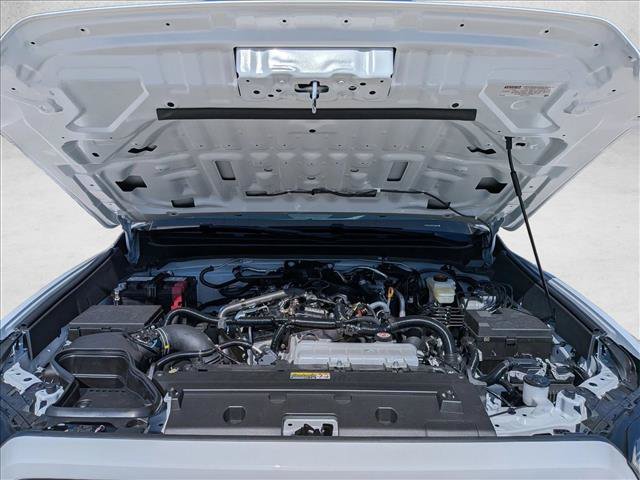 Certified 2025 Toyota Tacoma SR5 AWD/4WD image 16