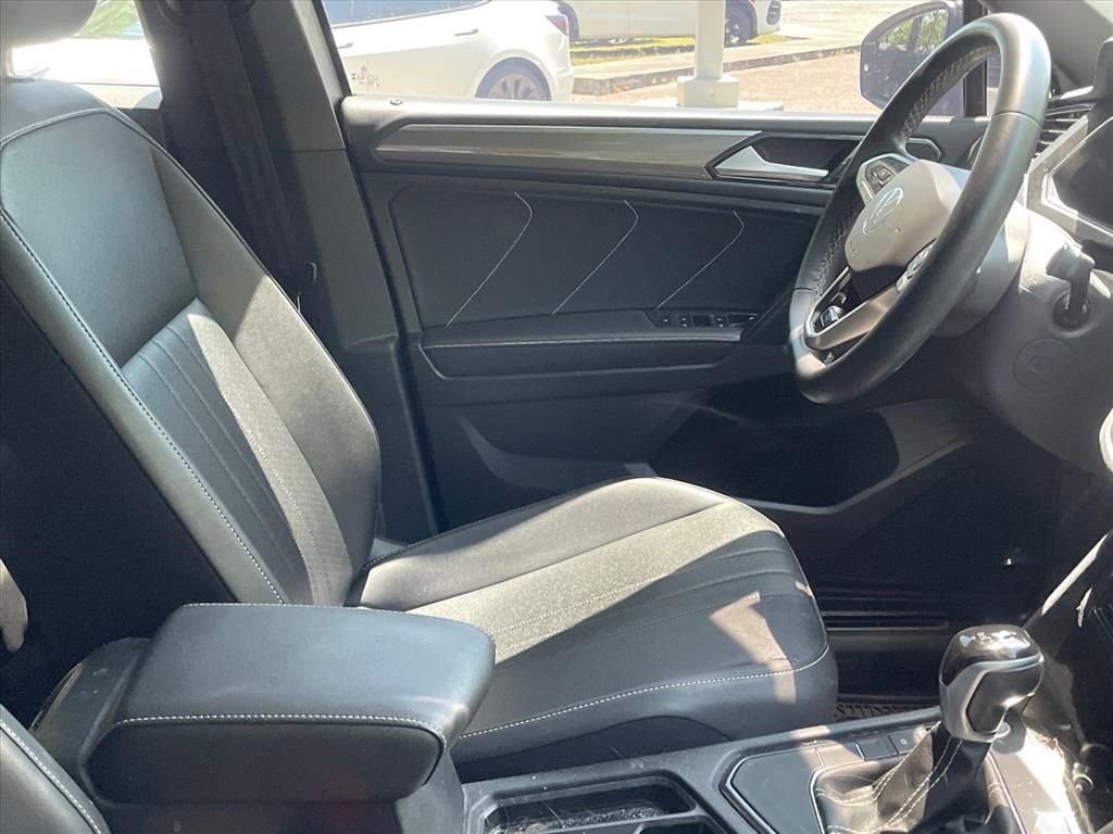 Used 2023 Volkswagen Tiguan SE R-Line FWD image 2