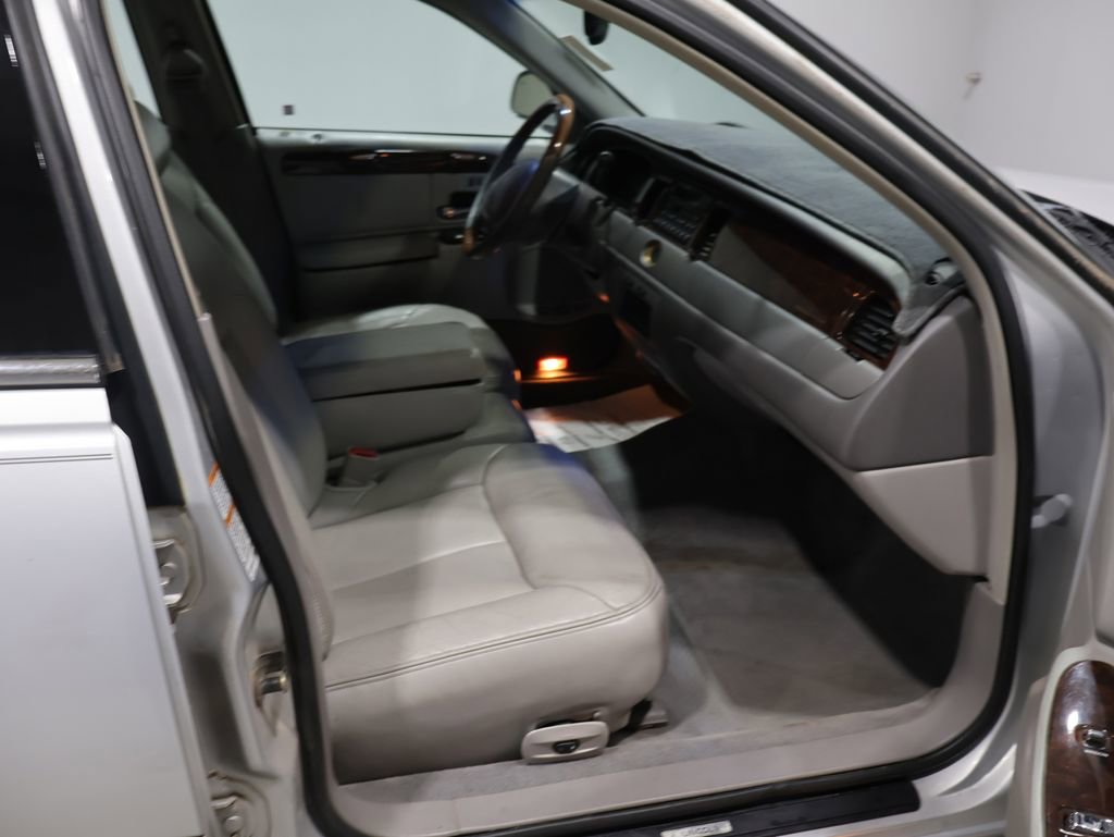 Used 2000 Lincoln Town Car Cartier image 22