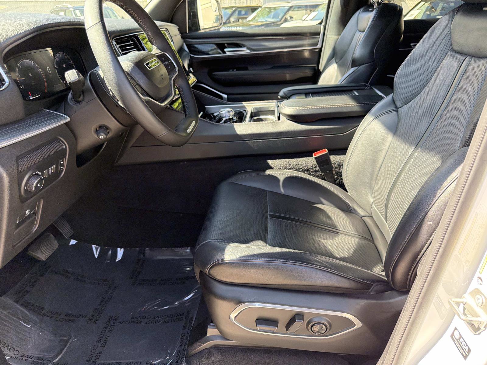 Used 2024 Jeep Wagoneer L Series II RWD image 19