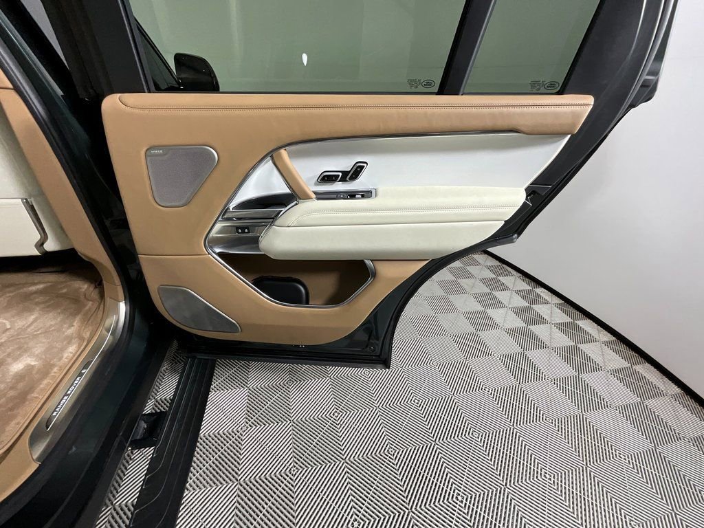 Used 2025 Land Rover Range Rover SV image 24