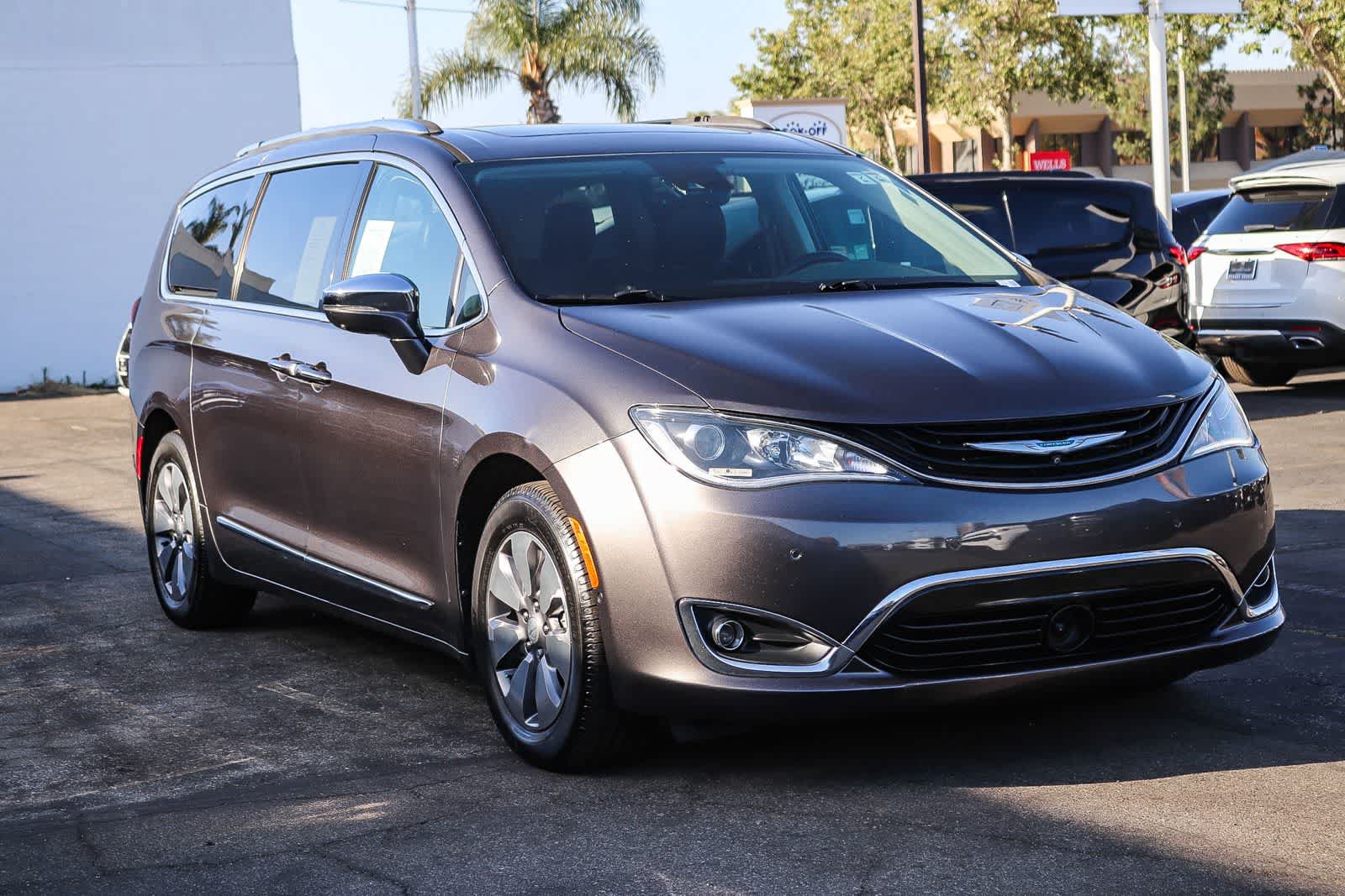 Used 2019 Chrysler Pacifica Limited w/ Advanced Safetytec Group FWD image 3