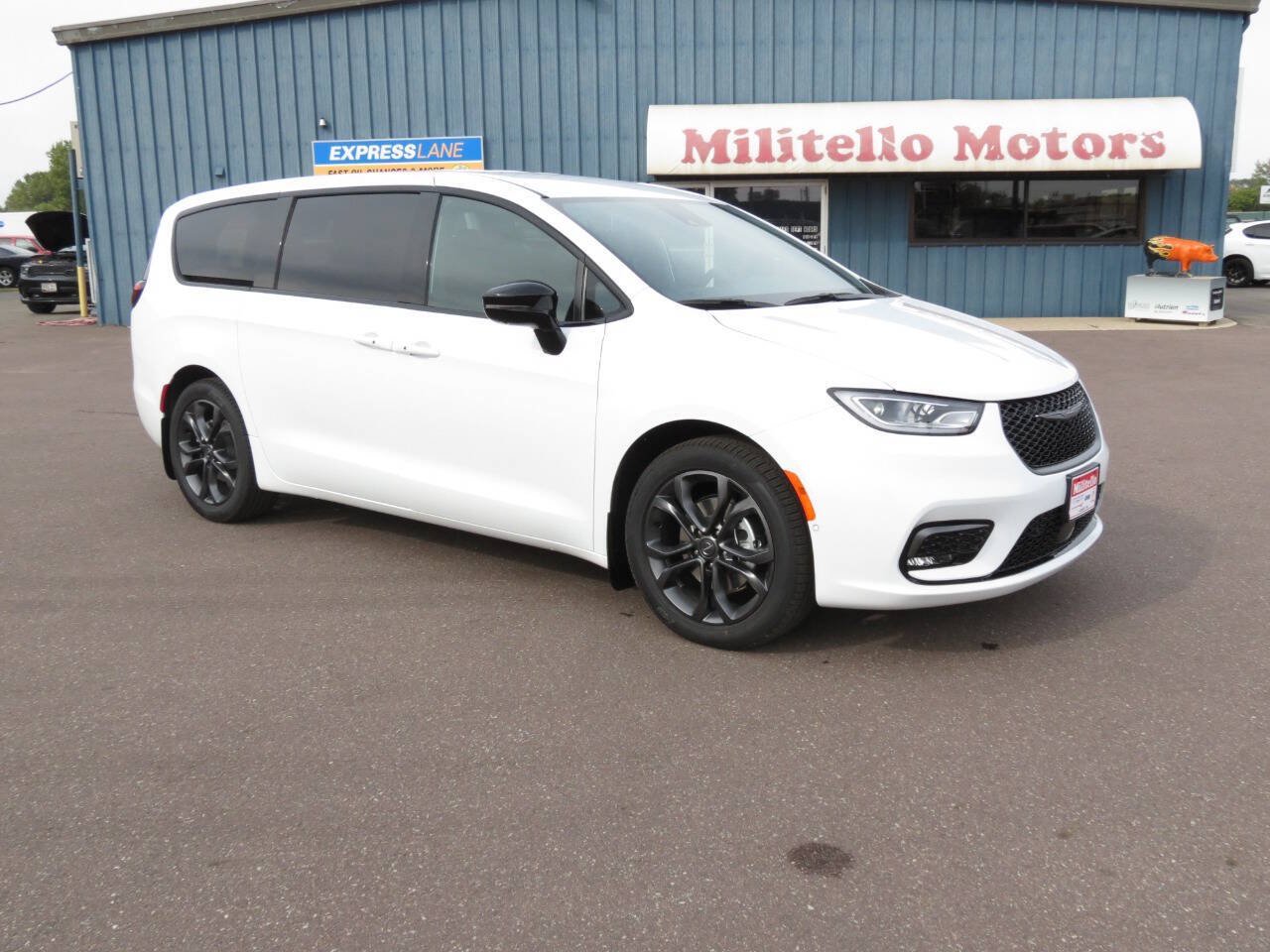 New 2026 Chrysler Pacifica Select FWD image 2