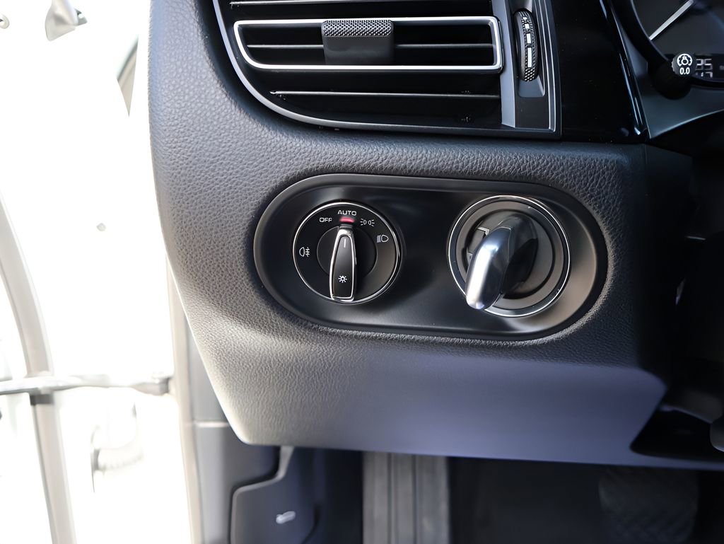 Used 2025 Porsche Macan image 32