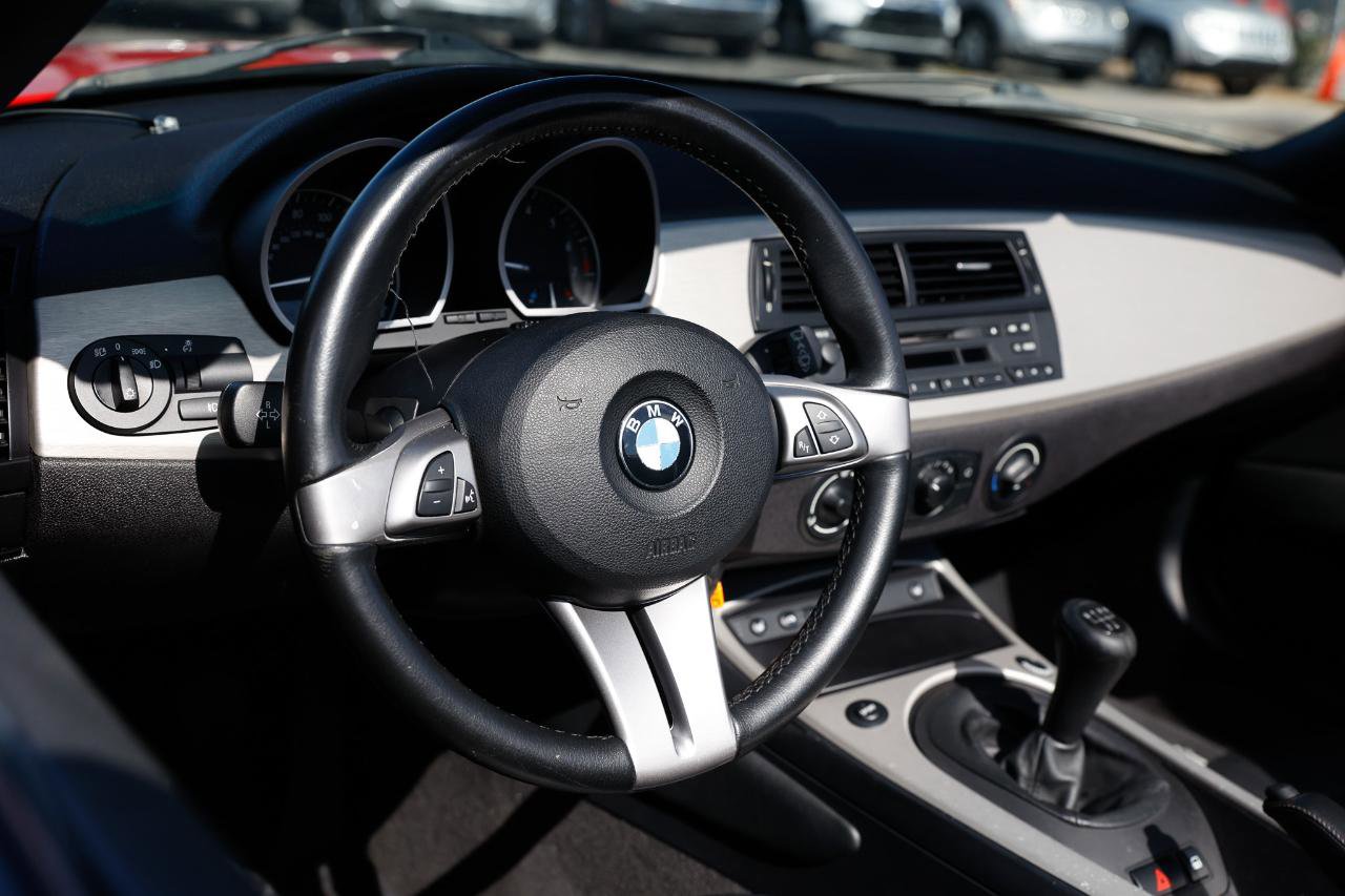 Used 2005 BMW Z4 2.5i image 22