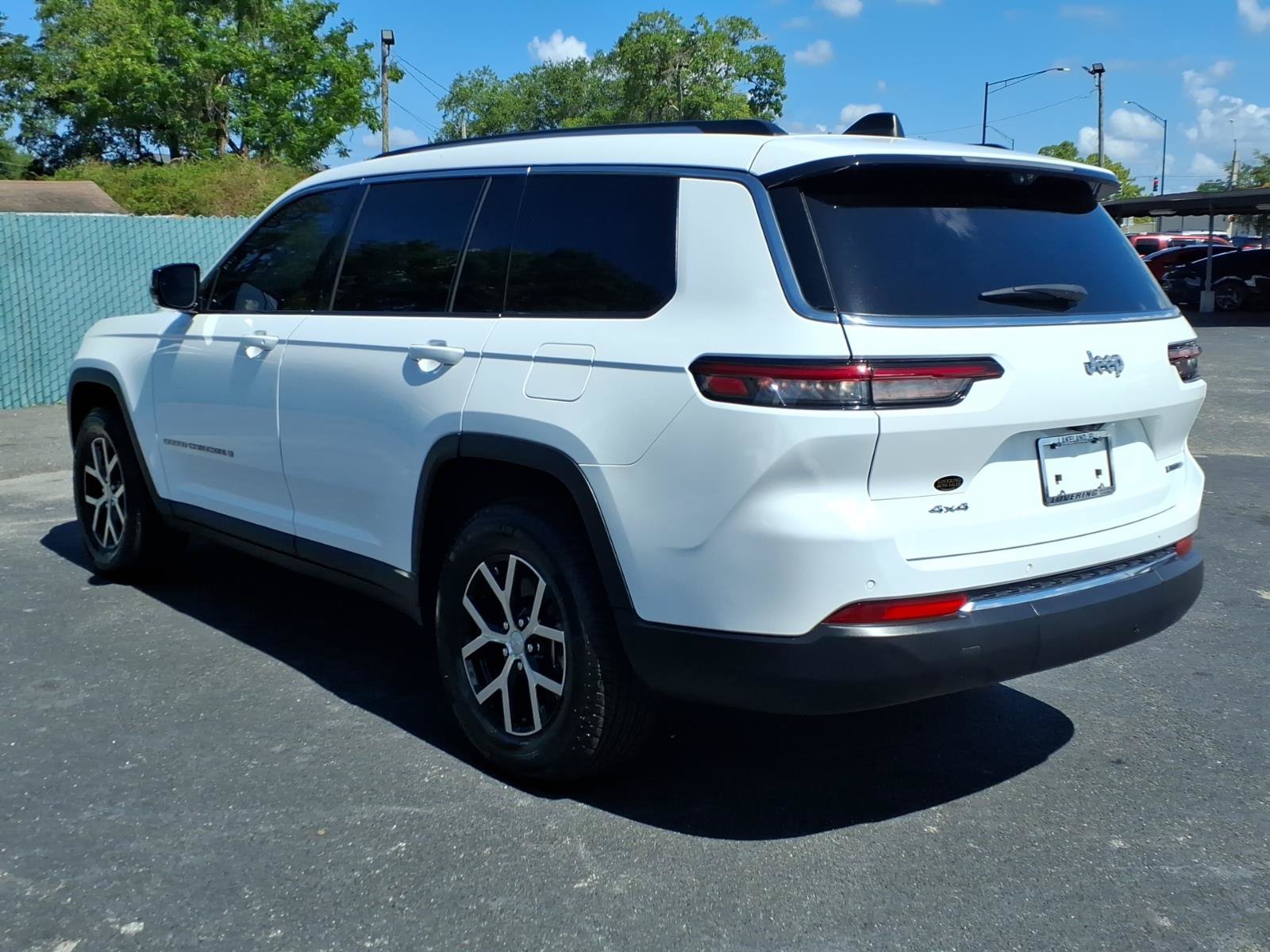 Used 2023 Jeep Grand Cherokee L Limited w/ Luxury Tech Group II AWD/4WD image 3