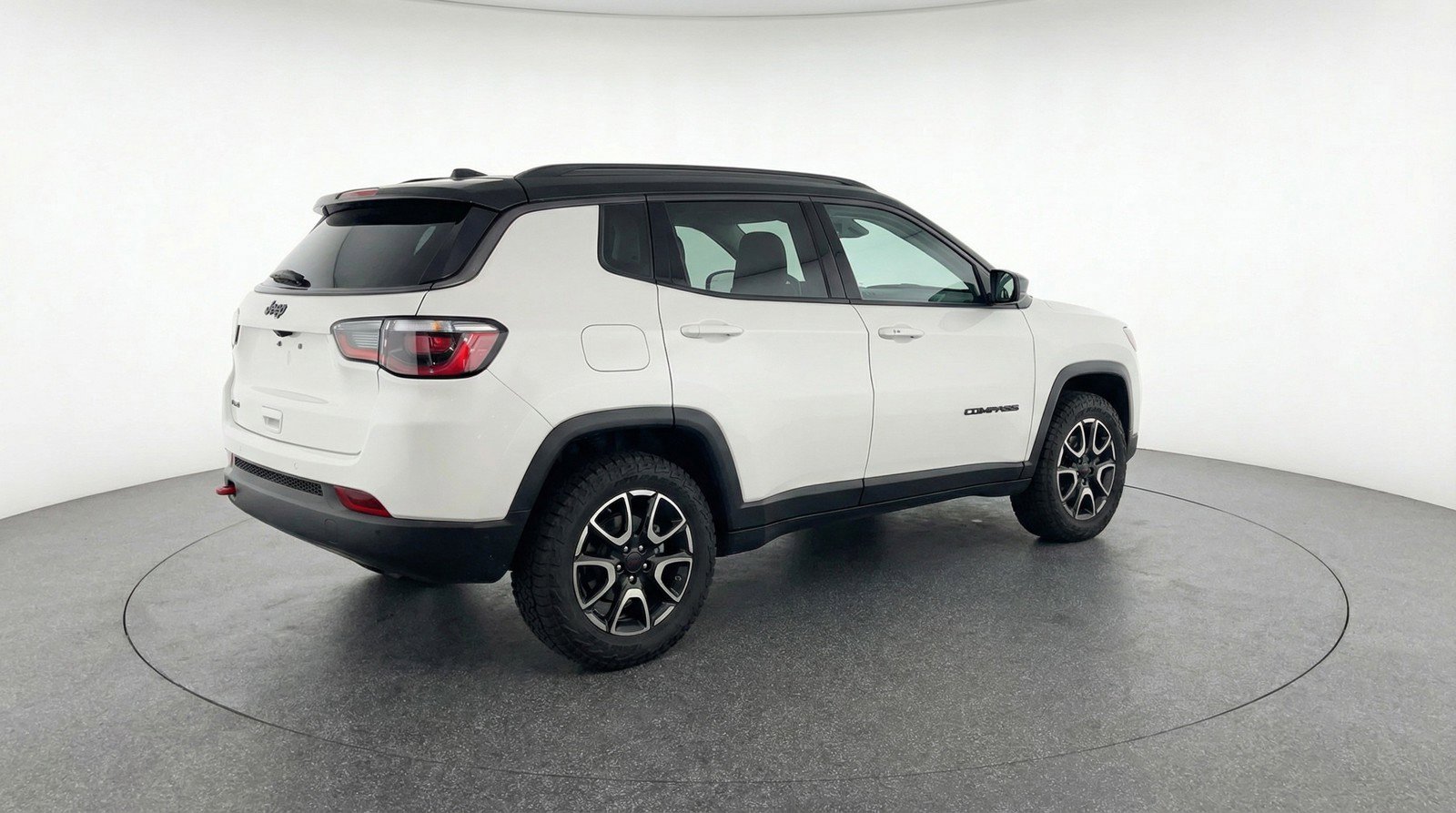 Used 2025 Jeep Compass Trailhawk AWD/4WD image 9
