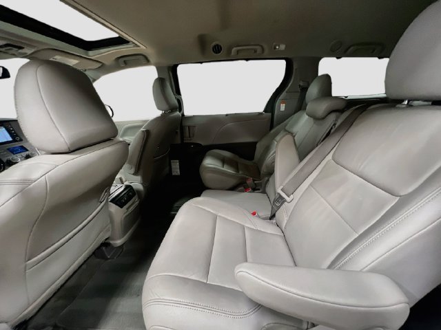Used 2018 Toyota Sienna XLE w/ XLE Navigation Package FWD image 26