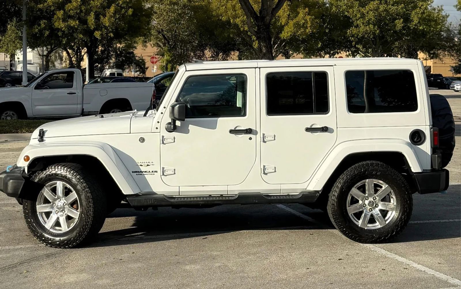 Used 2017 Jeep Wrangler Unlimited Sahara w/ Connectivity Group image 4