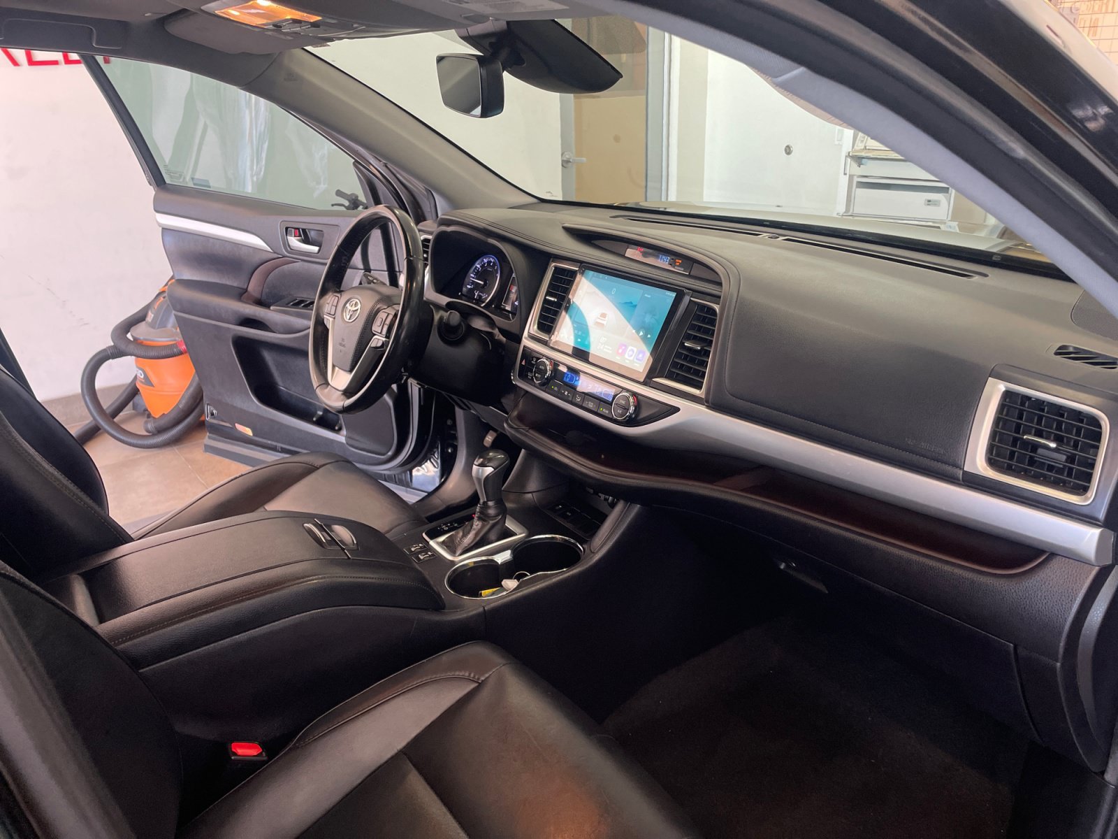 Used 2019 Toyota Highlander XLE FWD image 30