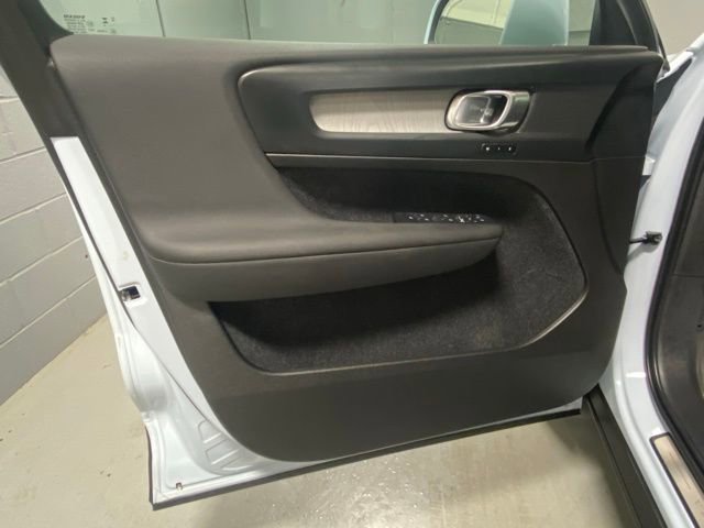 Used 2025 Volvo XC40 B5 Core image 5