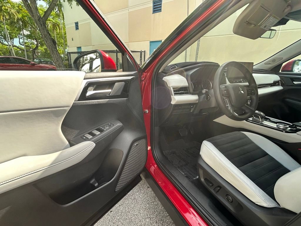 Used 2025 Mitsubishi Outlander SE FWD image 15