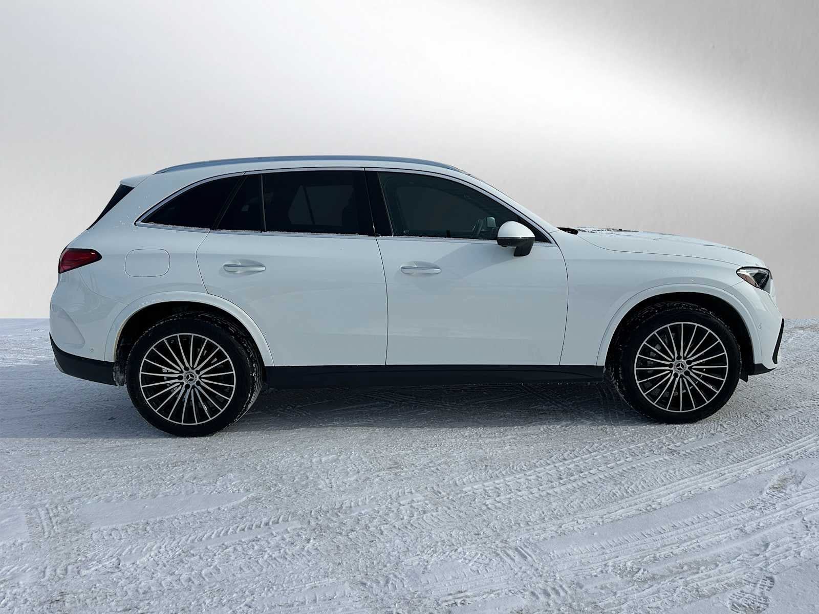 Used 2024 Mercedes-Benz GLC 300 4MATIC image 2