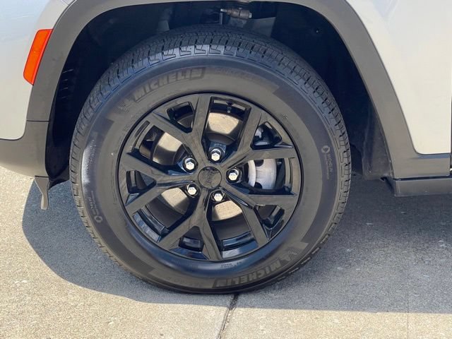 Used 2025 Jeep Grand Cherokee Altitude AWD/4WD image 10