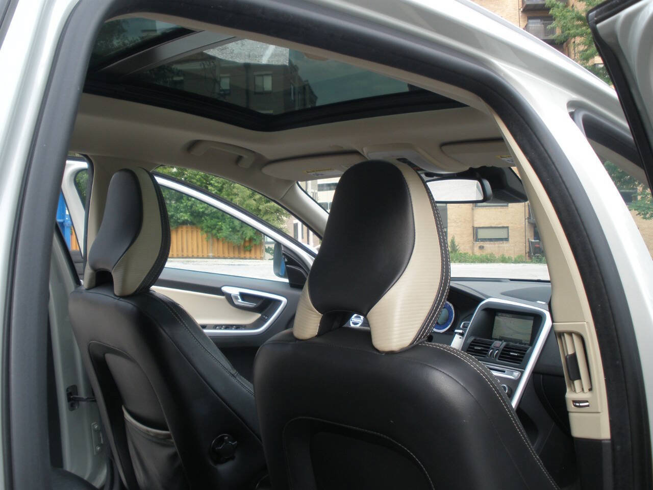 Used 2011 Volvo XC60 T6 R-Design w/ Convenience Pkg AWD/4WD image 33